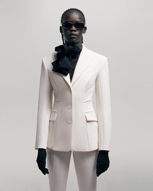 Foto profissional grátis de elegância, fundo branco, luvas pretas