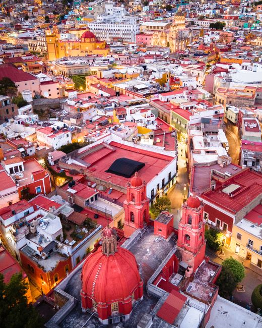 A stunning aerial view of Guanajuato, Mexico, showcasing vibrant colonial architecture.