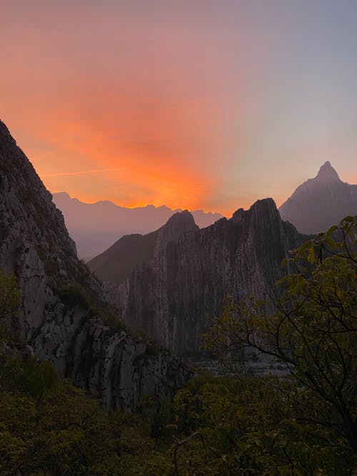 Бесплатное стоковое фото с вертикальный выстрел, восход, горы