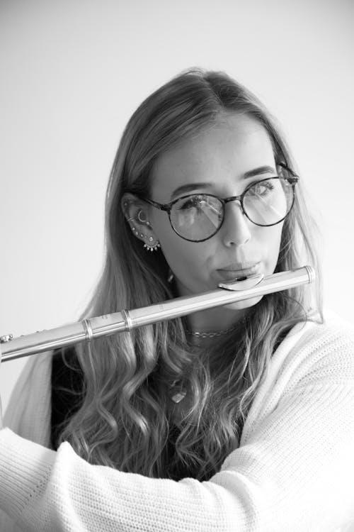 Fotos de stock gratuitas de escala de grises, flauta, gafas