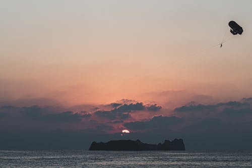 Fotobanka s bezplatnými fotkami na tému moody neba, more, ostrov