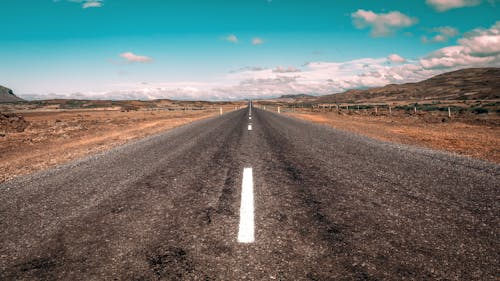 Route Asphaltée Entre Les Montagnes