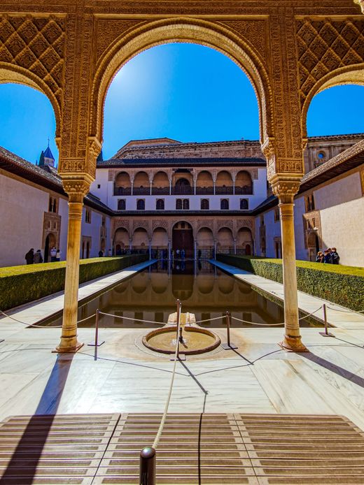 Istana Alhambra di Granada, warisan seni bina Islam Andalusia dengan gerbang dan kolam pantulan