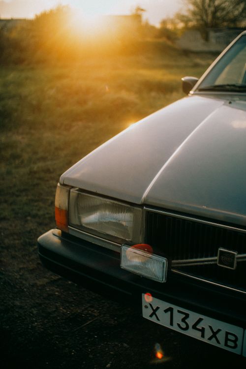 Free A vintage car with visible license plate, captured at sunset in the countryside of Ul'yanovsk, Russia. Stock Photo