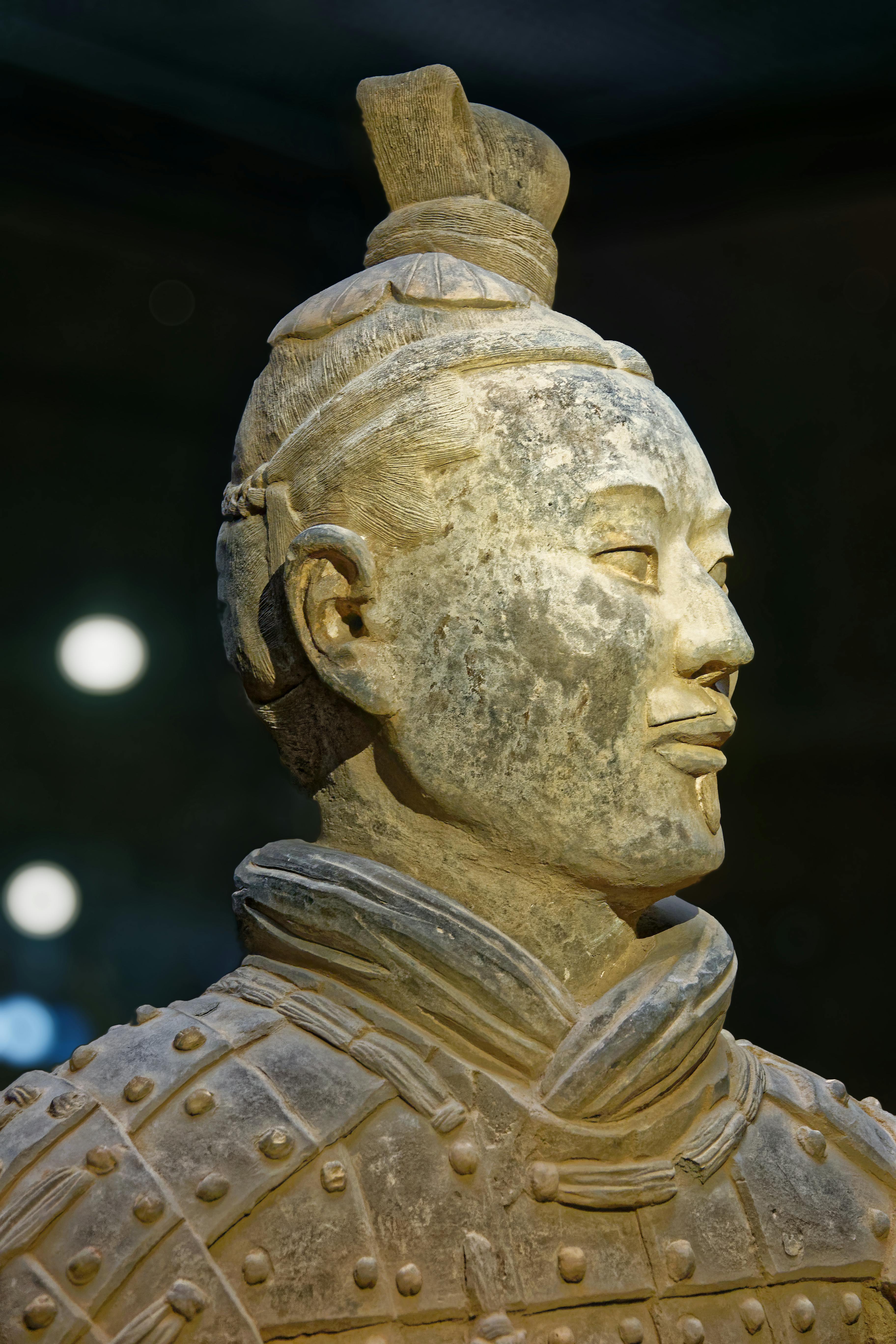 桌上放置着多份纸质合同