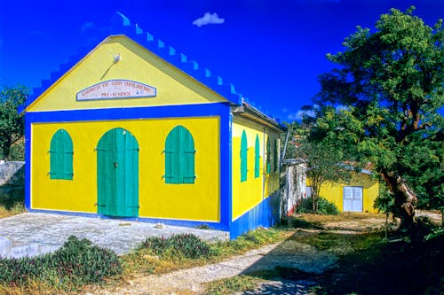 Bunte Schule auf Anguilla in der Karibik