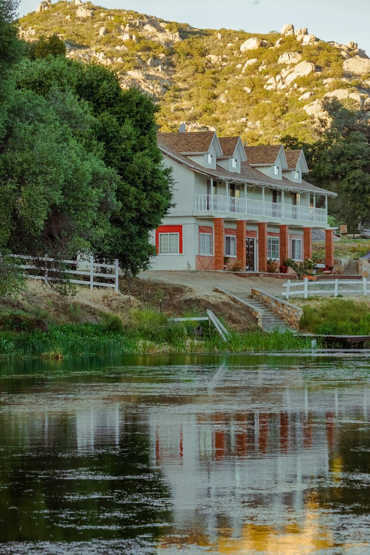 House On Lakeshore