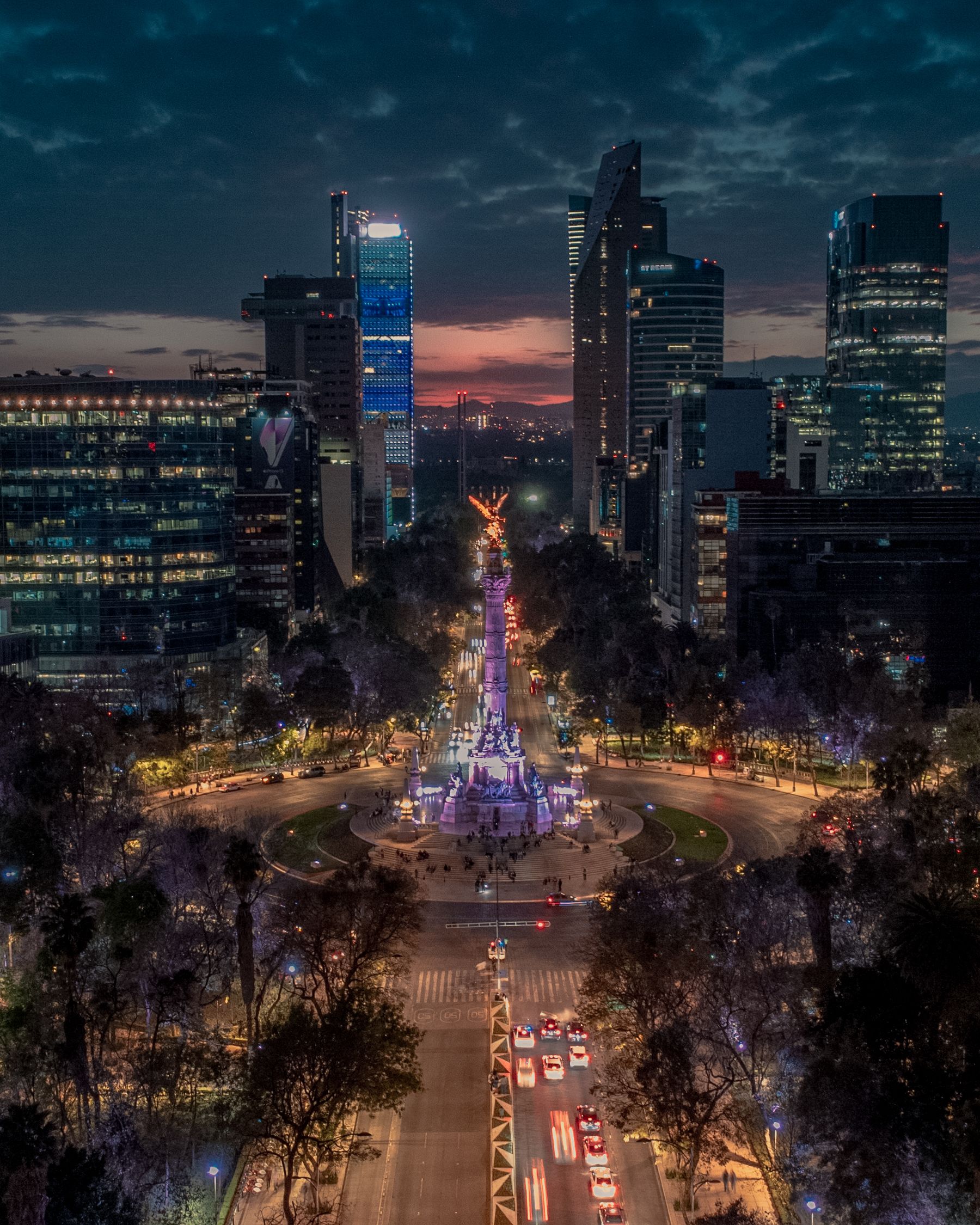 Vista nocturna de la Ciudad de México y su infraestructura urbana