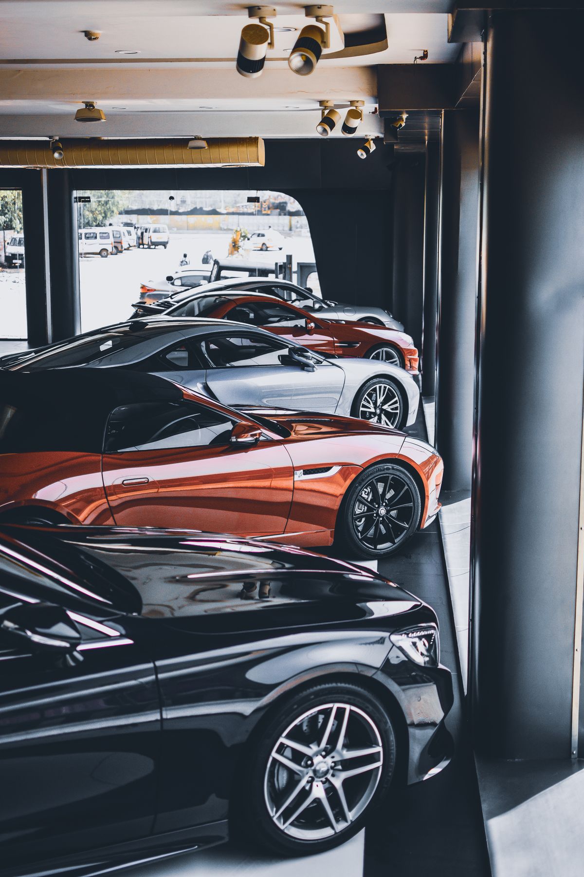 Parte del stock en la exposición de Vértice Motor, bajo los focos del showroom