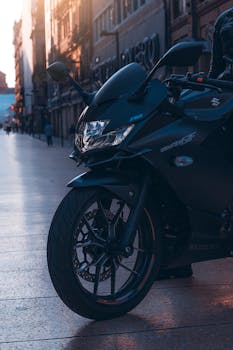 Dynamic shot of a Suzuki sports bike parked in a Ciudad de México street during sunset.
