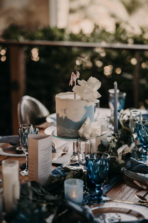 Free An elegant wedding table setup featuring a stylish cake with floral decor, perfect for celebrations. Stock Photo