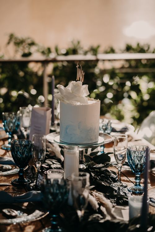 Free Close-up of an elegant white wedding cake with floral decor on a beautifully set table. Stock Photo