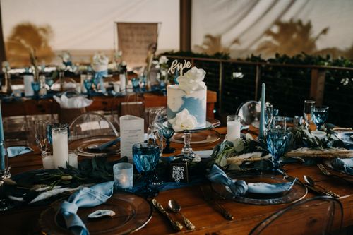 Free High-end wedding table setting with blue glassware and floral decor, perfect for elegant events. Stock Photo