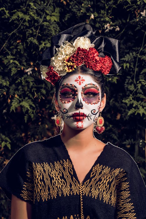 Niet meer geldig verzameling Doe het niet Portrait of Woman Wearing Traditional Dia De Los Muertos Makeup · Free  Stock Photo