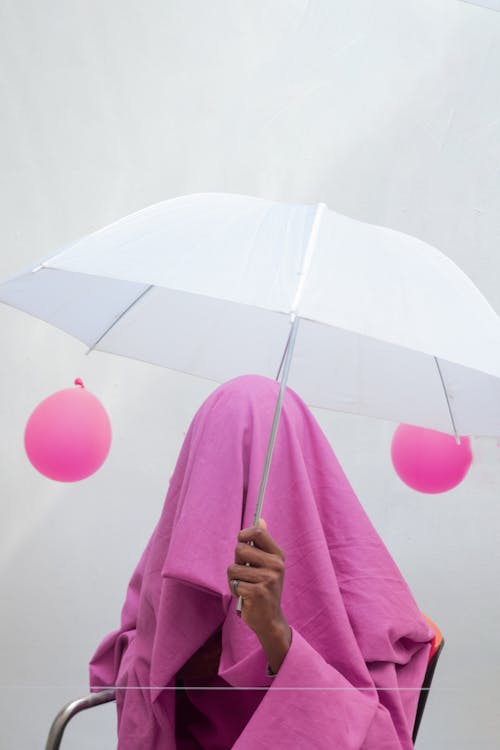 Free Základová fotografie zdarma na téma bílé pozadí, bílý deštník, držení Stock Photo