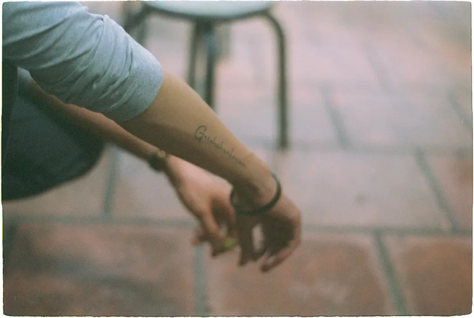 Tatouage temporaire minimaliste en écriture fine sur l'avant-bras