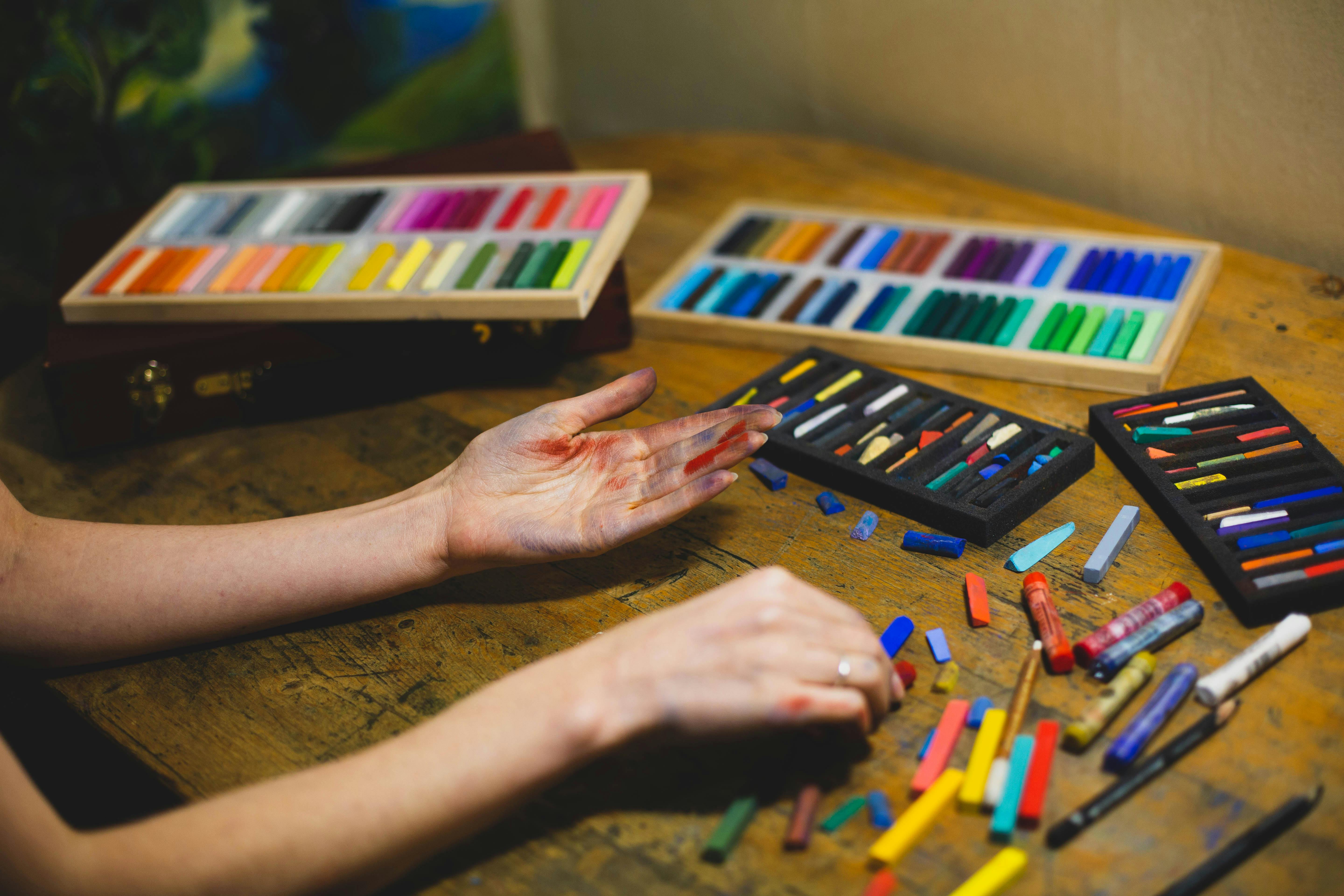 Arts and crafts as free time activity in England 2016, by age — Photo by Анна Малышева (Заволока) on Pexels