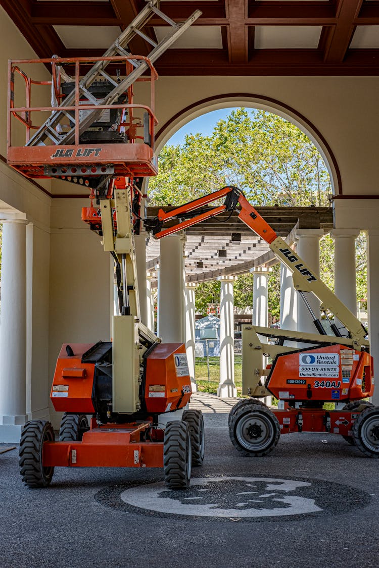 Heavy Lift Equipment Use For Maintenance Work