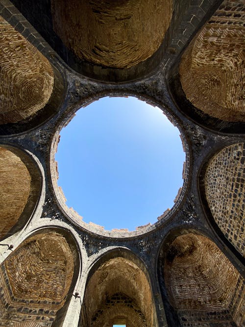 Darmowe zdjęcie z galerii z budynek, historia, perspektywa żabia
