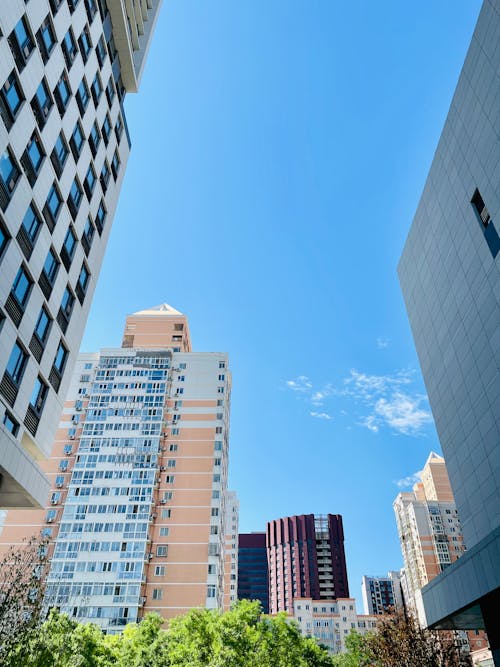 Foto profissional grátis de arquitetura, centro de negócios, céu azul