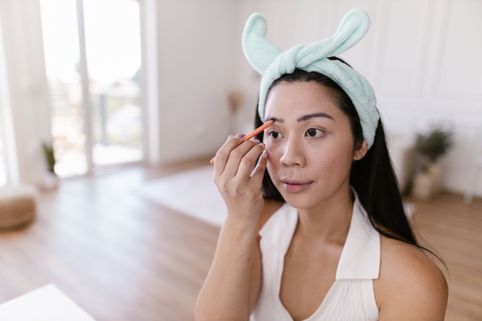 eyebrow grooming beauty routine
