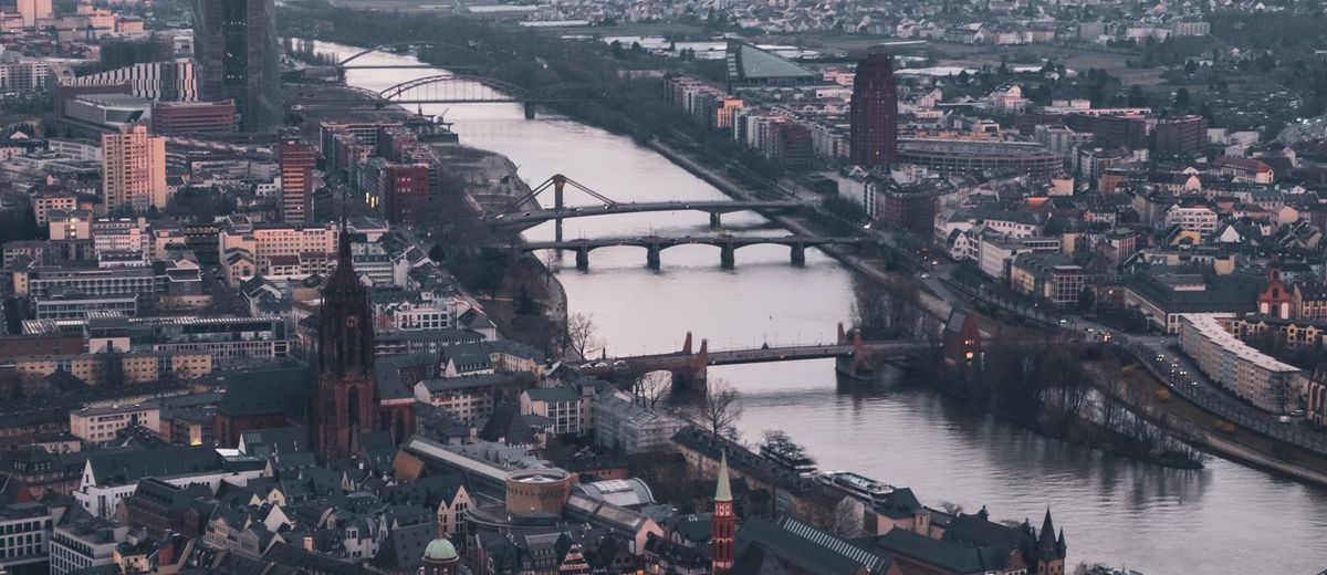 Vista aérea de Fráncfort y el río Meno