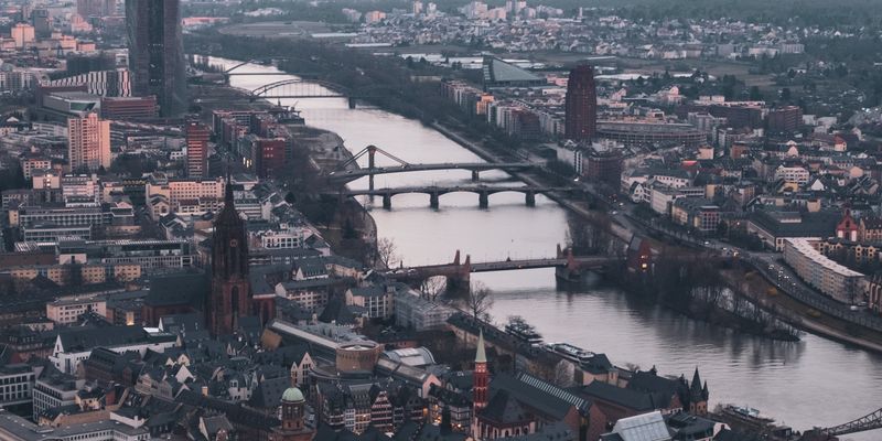 Vista aérea de Fráncfort y el río Meno