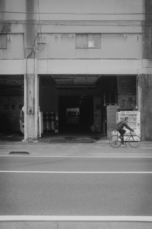 Fotos de stock gratuitas de bicicleta, blanco y negro, calle