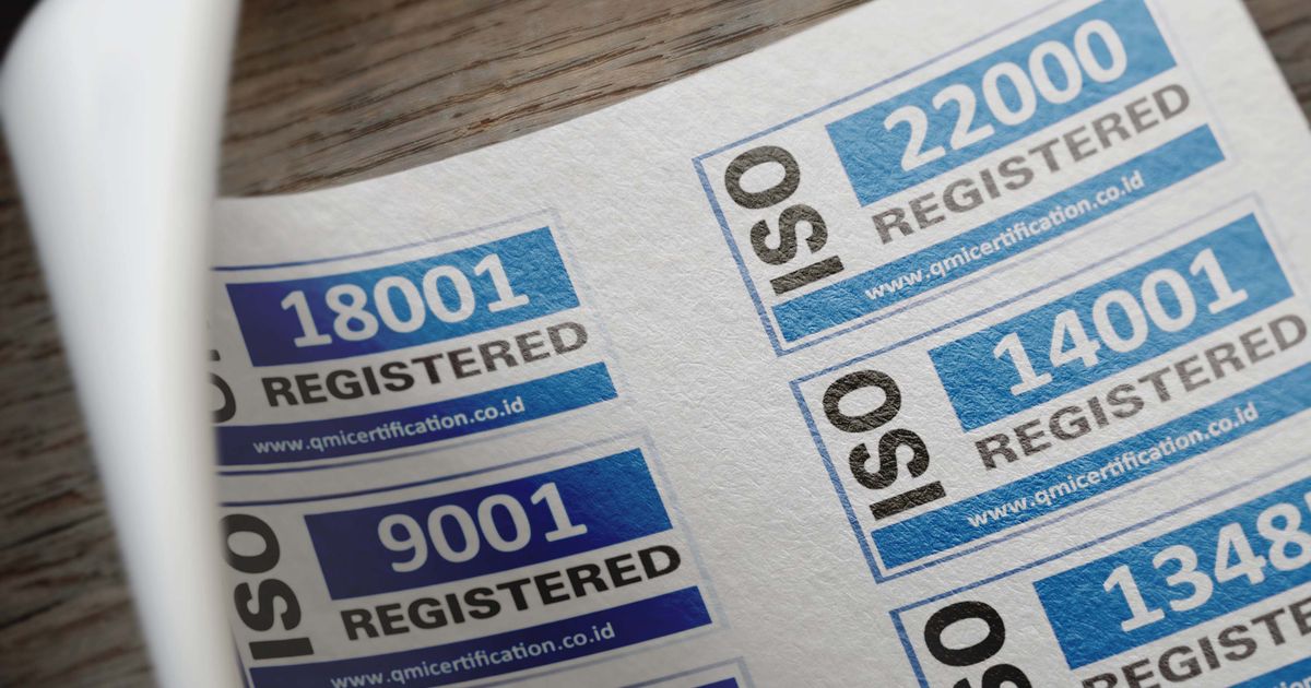 ISO Zertifizierungsnachweise mit Registriernummern auf Papier – ISO 9001 in der Gebäudereinigung