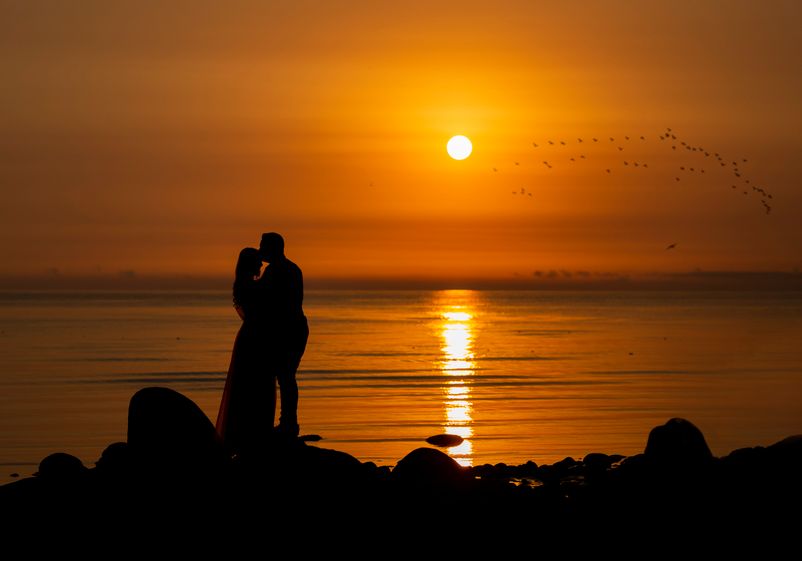 Online dating: starting a conversation on a niche platform