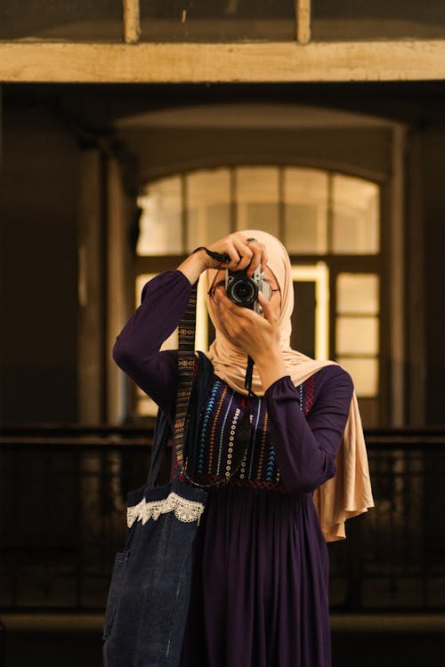 Gratis lagerfoto af hijab, kamera, kvinde