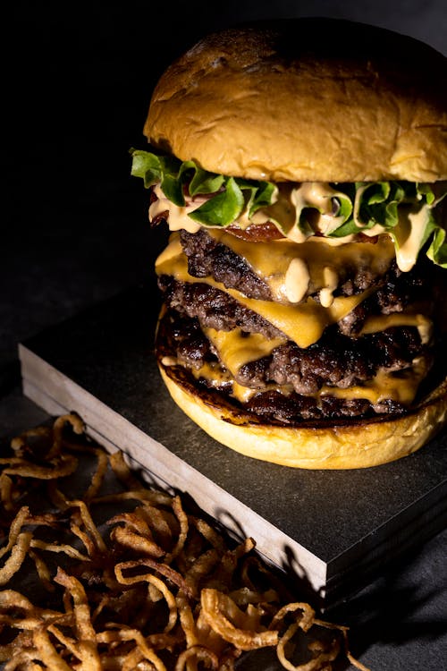 Imagine de stoc gratuită din burger, delicios, fotografiere verticală
