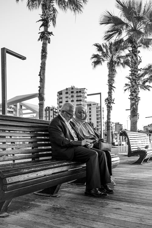 Photos gratuites de banc, échelle des gris, être assis