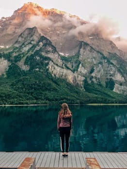 在瑞士克朗塔勒湖畔，一名女子伫立，背景优美