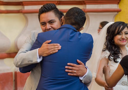 Foto profissional grátis de abraçando, afeição, casal