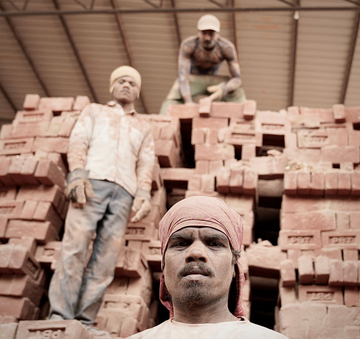 Equipo de trabajadores en una nave