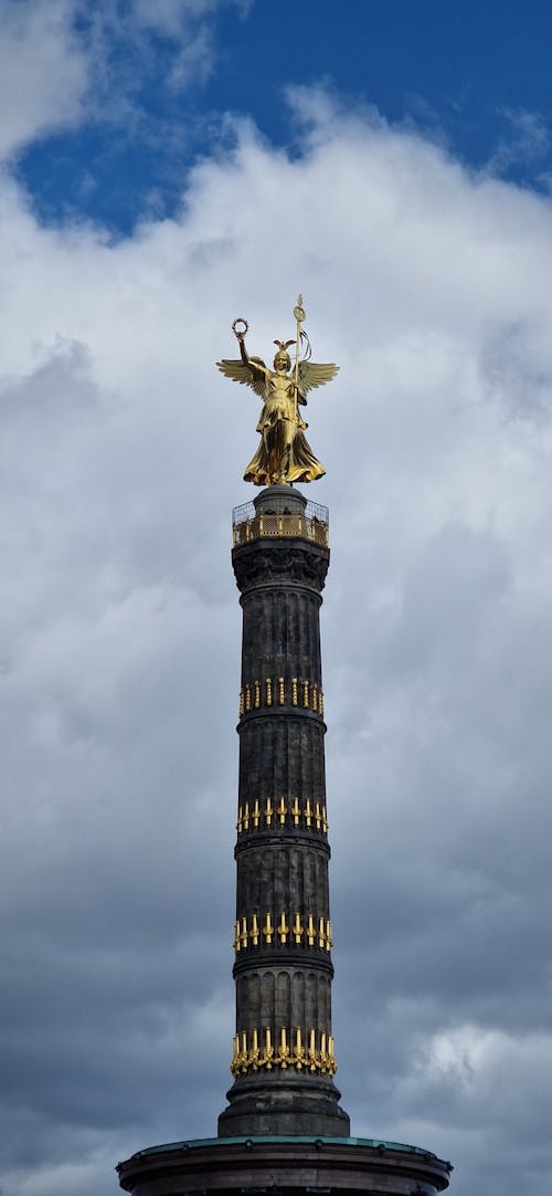 Kostenloses Stock Foto zu berlin, blauer himmel, golden
