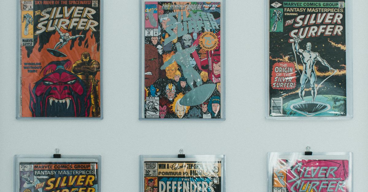 Una exhibición vibrante en la pared que presenta una colección de cómics clásicos de Silver Surfer en fundas protectoras. Una exhibición vibrante en la pared que presenta una colección de cómics clásicos de Silver Surfer en fundas protectoras.