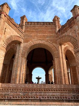 Stunning view of La Pila Fountain's brick arches in Chiapa de Corzo under a blue sky.