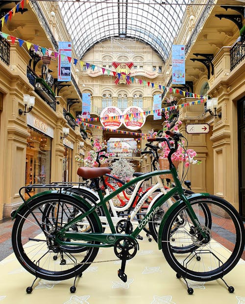 Photos gratuites de bicyclettes, Centre commercial, tir vertical