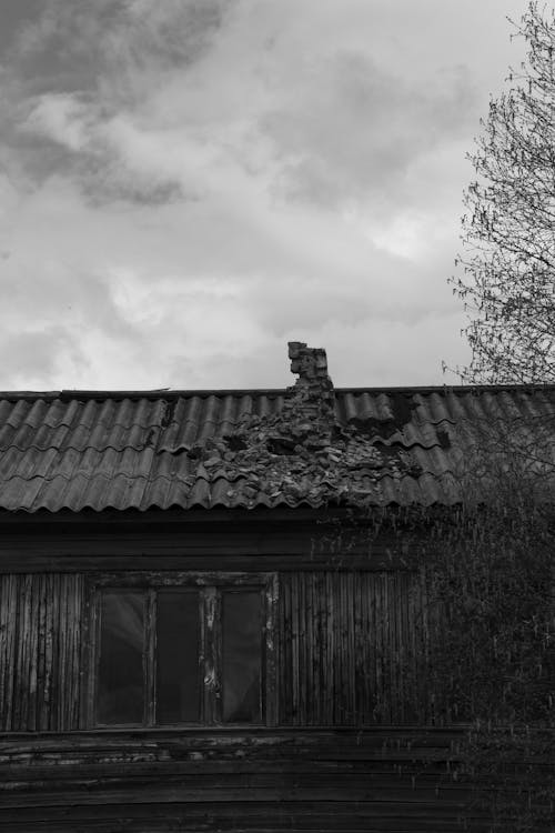 Foto d'estoc gratuïta de abandonat, blanc i negre, casa