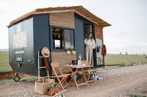 Free Explore the charm of tiny house living with a focus on mobility and nature. Stock Photo