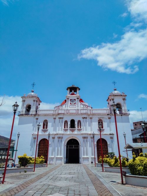 Free A striking white church in Hidalgo Yalalag, Oaxaca under a clear blue sky, showcasing classic architecture. Stock Photo