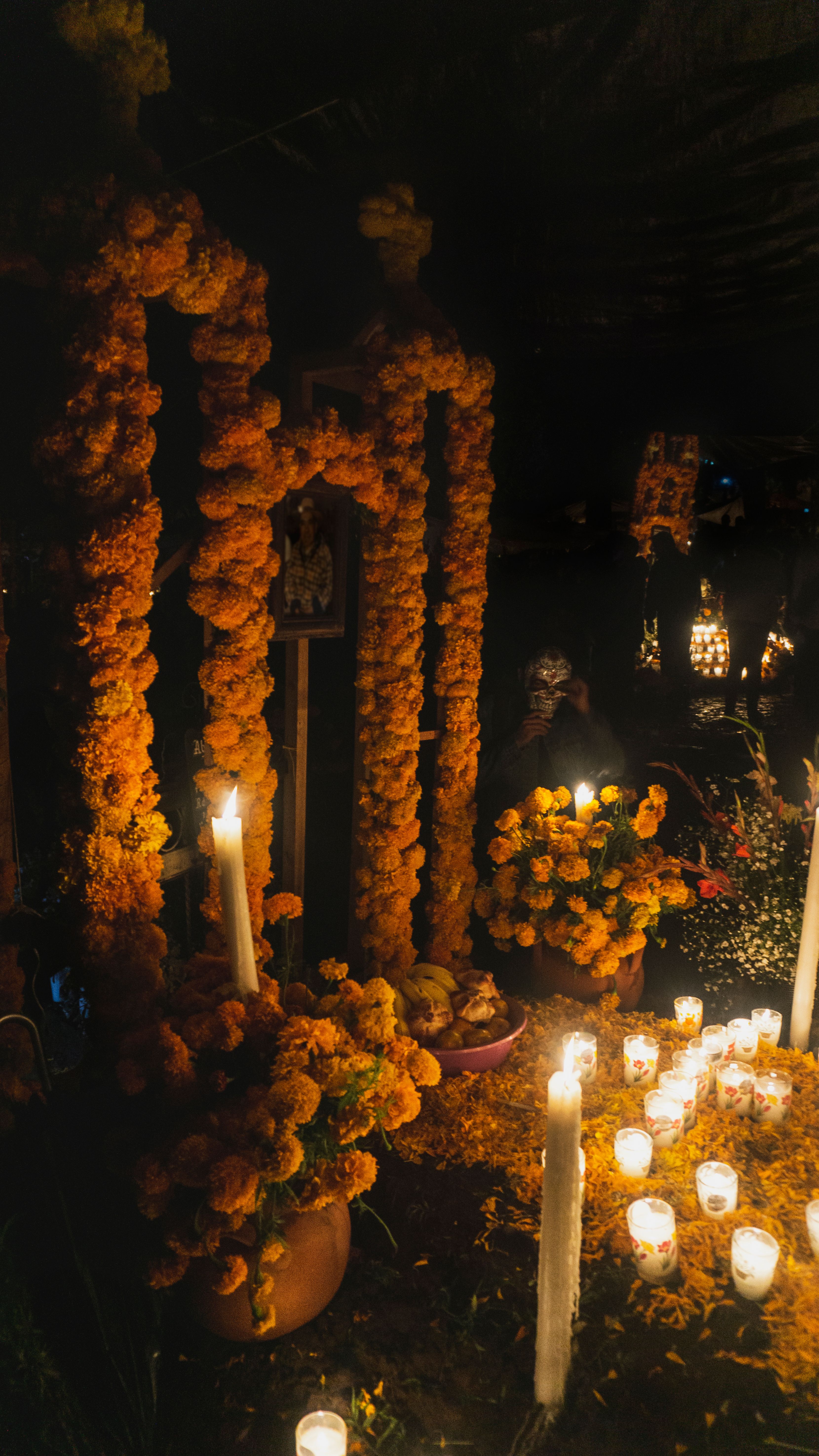 Altar de Día de Muertos en Pátzcuaro con flores de cempasúchil y velas.