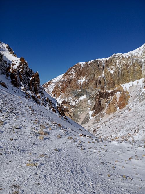Free A breathtaking view of a snow-covered mountain landscape under a clear blue sky. Stock Photo