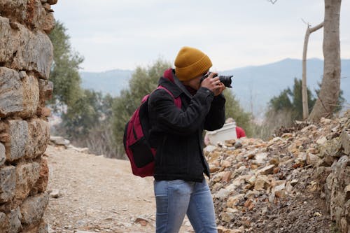 Gratis stockfoto met backpack, beanie, camera