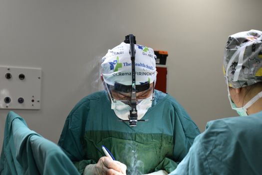 Pl Male surgeon doctor at operation