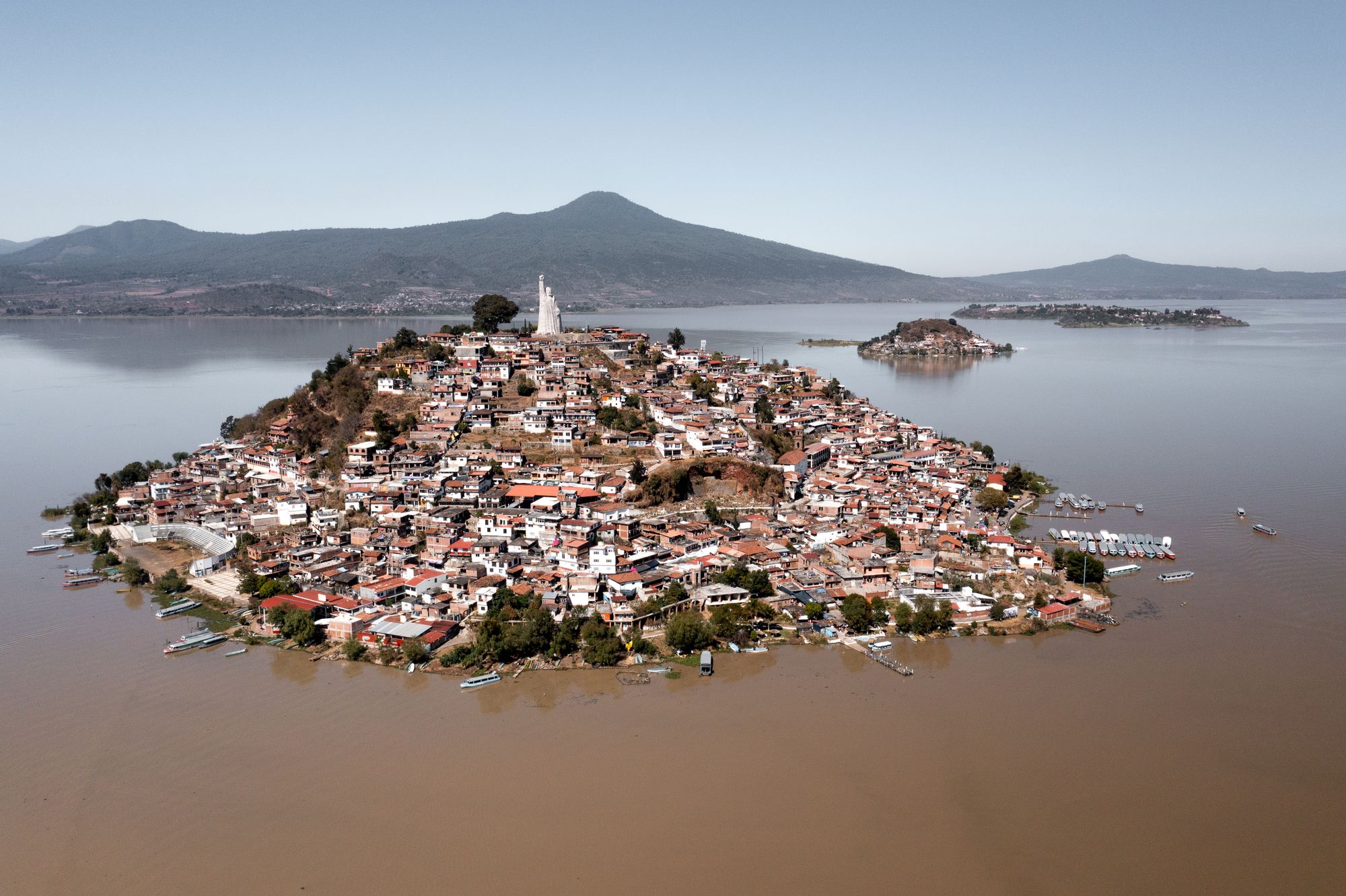 Vista del lago de Pátzcuaro y la isla de Janitzio en Michoacán con lanchas de pescadores