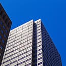 旧金山的现代摩天大楼在晴朗的蓝天下矗立