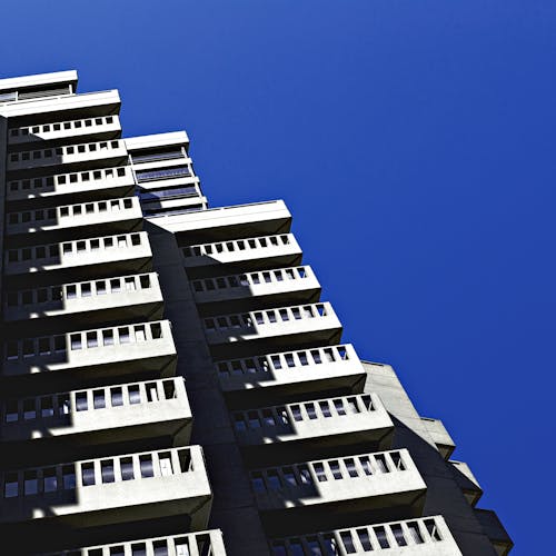 Graues Hochhaus Unter Blauem Himmel